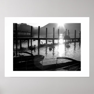 Derwentwaters strand vid skymning: Lake District Poster