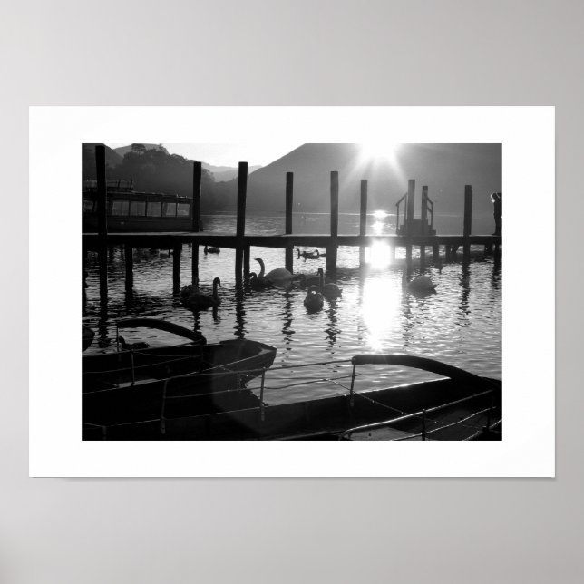 Derwentwaters strand vid skymning: Lake District Poster (Framsidan)