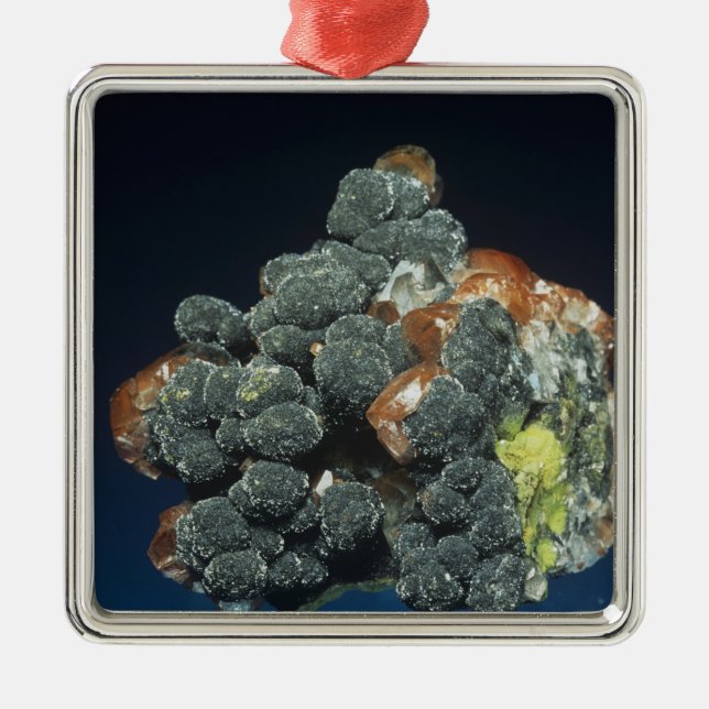 Descloizite på Calcite Julgransprydnad Metall (Framsidan)