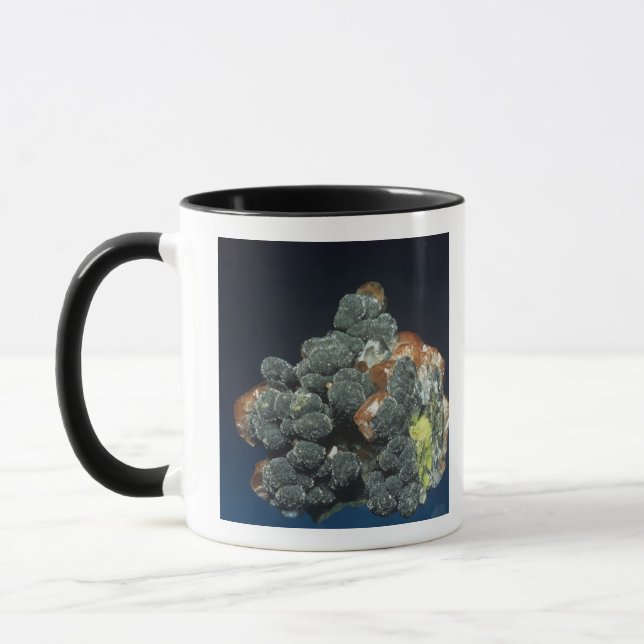 Descloizite på Calcite Mugg (Vänster)