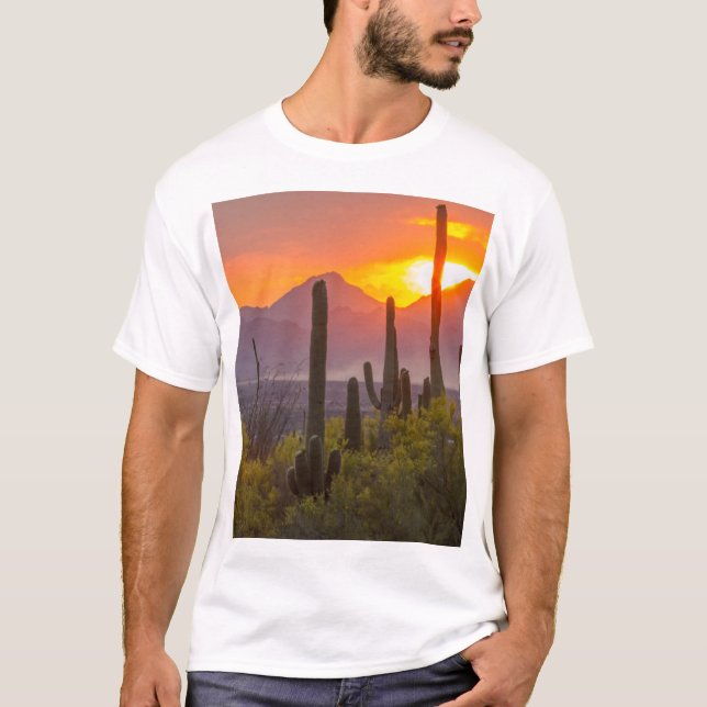 Desert cactus sunset, Arizona T Shirt (Framsida)