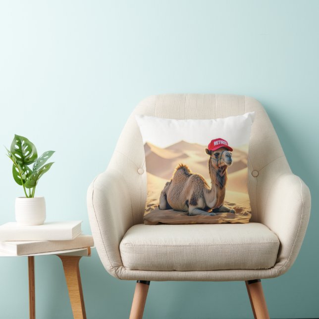 Desert Camel Wearing a Red Retired Cap Kudde (Stol)