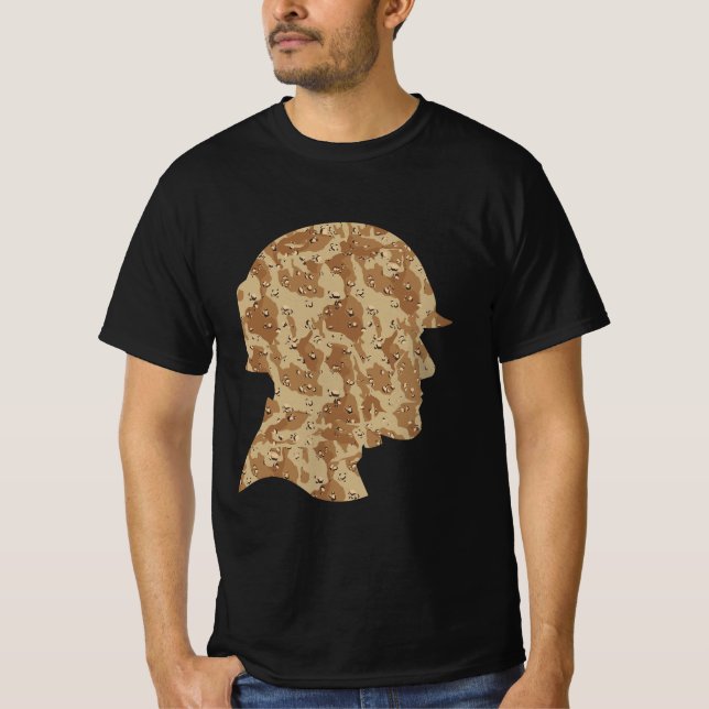 Desert Camouflage Soldier with Helmet T Shirt (Framsida)