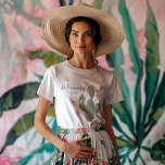 Desert Chic T-shirt<br><div class="desc">Desert Chic T-shirt - Låt oss ta ut de stickor du väljer i mode med den här "sandtastisk" ökentemat chic som skjorta. Ta med sig ökenboho vibes med denna uppvärmning och snyggt. De har torra blommigtar och accentueras med mycket smakfull mjuk grönt och rosa. Så håll fast vid dina kameler,...</div>