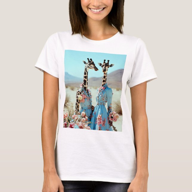 "Desert Elegance: Giraffes in Couture" T Shirt (Framsida)