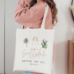 Desert Handflatan & Cactus Bachelorette Party Tygkasse<br><div class="desc">Välkomna vänner till din ökenbachelorette helg med den söta personligen tote bags. Utformningen har vattenfärgsbilder,  illustrationer av glas i handflatan,  träd och champagne,  med ditt mål under (visas med Scottsdale) i handskrivet skript. Två extra anpassningsbar fält under ger utrymme för ditt textval: "före slöjan" och året med latinska siffror.</div>