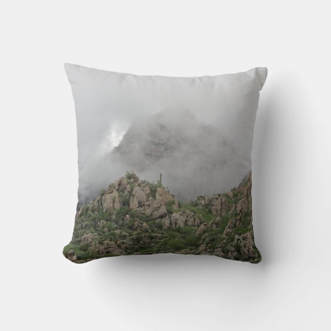 Desert Mountain Shrouded in Mist Ligcape Photo Kudde (Framsida)