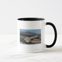 Desert Sand Dunes och Snö-sockrade berg