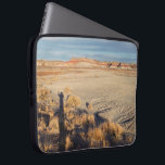 Desert Wave: Petrified Forest National Park Laptop Sleeve<br><div class="desc">I den Petrified Forest National Park nära Holbrook, Arizona, är gräsmattor vinkla över den nedre lämnat av fotot. Sand sträcker sig till högerna kant och tillbaka till det avlägsna strimlade backe vid horisonten. Ett grumligt himlar toppar fotografiet. Ett skuggande självmord i porträtt stiger från grund i ram. 35 mm, fotografi...</div>
