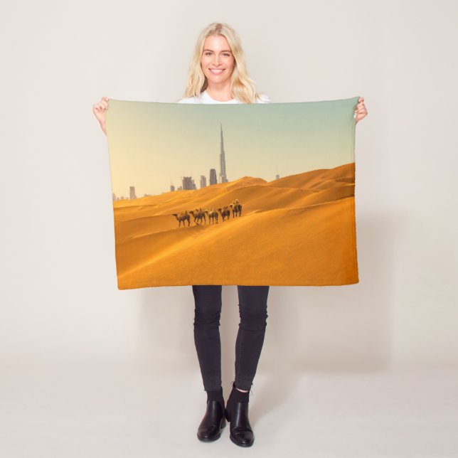 Deserts | Dubai's Skyline View with Camels Fleecefilt (På plats)