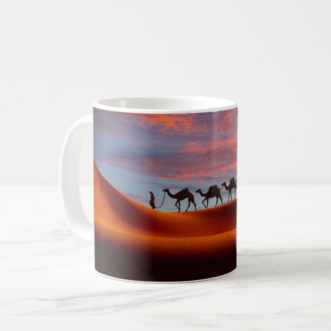 Deserts | Man & Camels i Sand Dunes Kaffemugg (Framsida vänster)