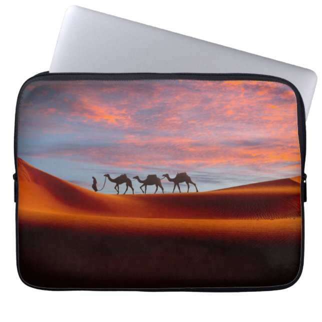 Deserts | Man & Camels i Sand Dunes Laptop Fodral (Framsidan)