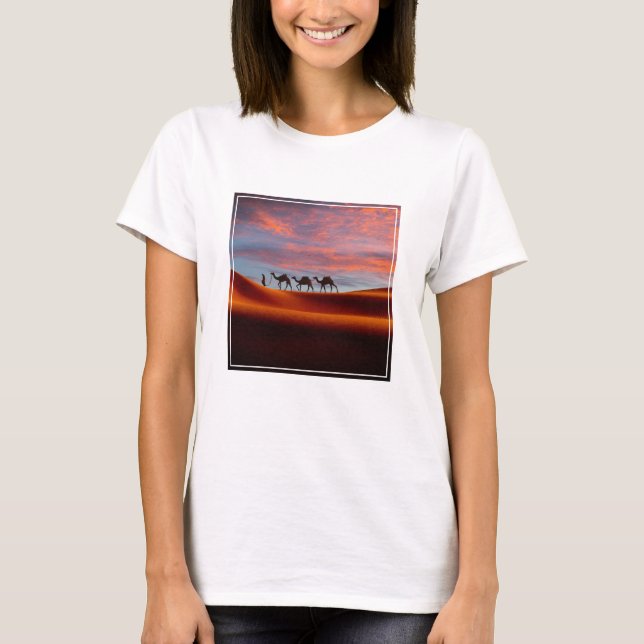 Deserts | Man & Camels i Sand Dunes T Shirt (Framsida)