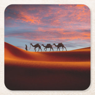 Deserts Man & Camels i Sand Dunes Underlägg Papper Kvadrat