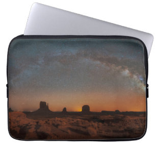 Deserts Starry Himlar över ett ökenlandskap Laptop Fodral