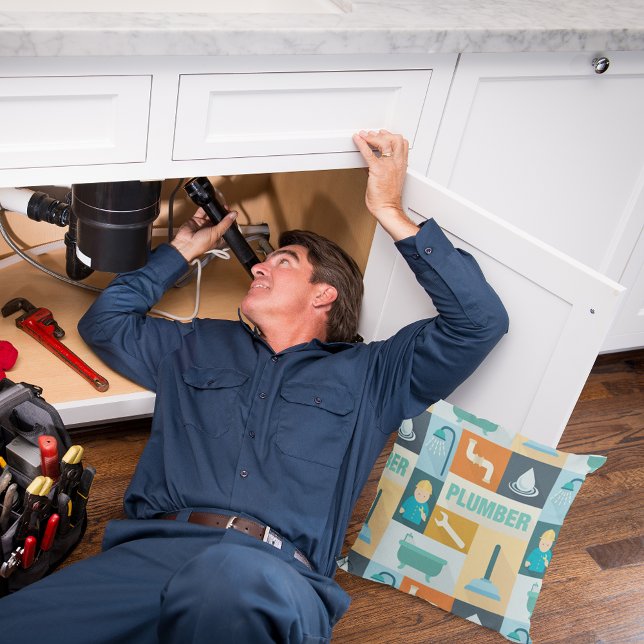 Designad för professionell Plumber Iconic Kudde (Skapare uppladdad)