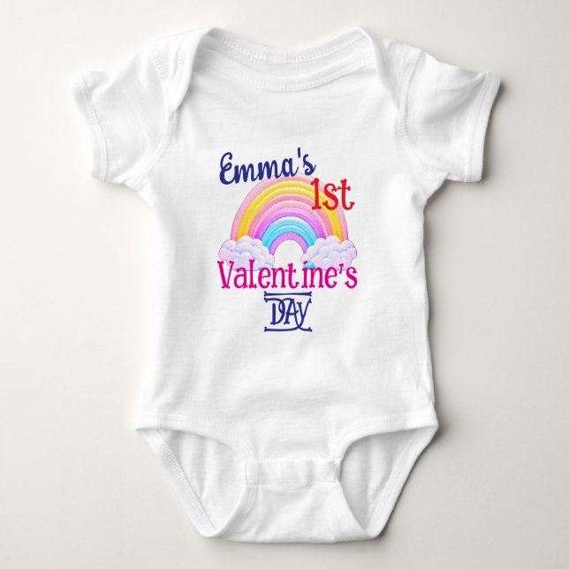Designade MIN FÖRSTA VALENTINSDAG Regnbågsbaby Små T Shirt (Framsida)