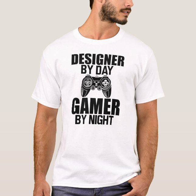 Designer by day Gamer by night T Shirt (Framsida)
