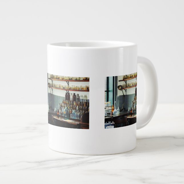 Desk med Flaskor Kemikalier Jumbo Mugg (Framsida höger)