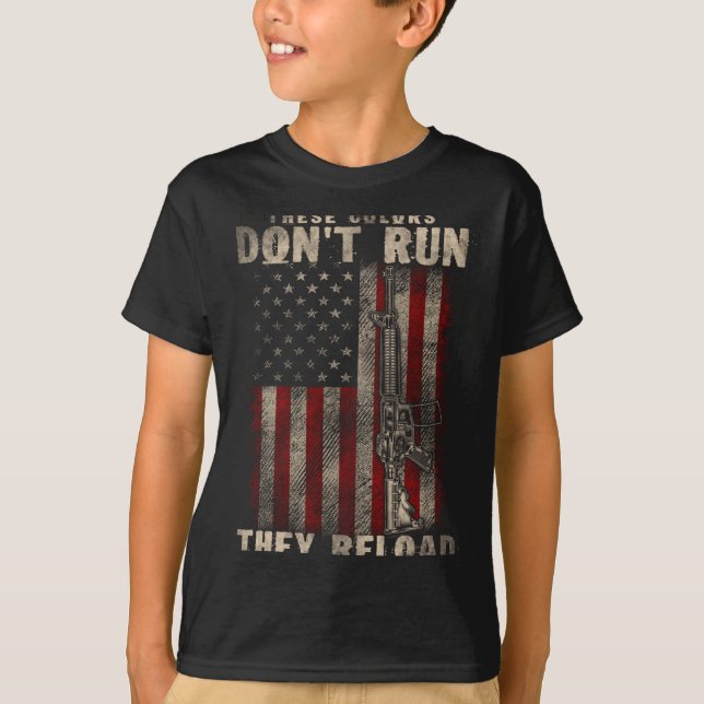 Dessa-färger Springar Inte De Laddar Om, Vapen Med T Shirt (Framsida)