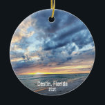 Destin Beach-Anpassningsbar dina egna foton 2-sido Julgransprydnad Keramik<br><div class="desc">Om du har rest till Destin-stranden i Florida i år, vill du minnas resa med den här unika julfesten anpassningsbar resa souvenir-prydnadsföremål med två av dina egna foton! Enkel att anpassa med din egen bild av Destin-stranden och resedatum på framsidan och ett annat av dina egna foton på baksidan. Denna...</div>