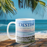 Destin Florida Anpassningsbar Beach Vacation Keeps Kaffemugg<br><div class="desc">Denna pikstrand mugg från Destin Florida har den vackra rosa och orange solnedgången som försiktigt berör havet vinkarare över sand och havs. Sötnos är bra med personligens resa datum och familjens efternamn för din favoritsemester.</div>