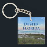 Destin Florida Anpassningsbar Beach Vacation Souve<br><div class="desc">Den här pikturesque-skalklingan från Destin Florida har den vackra rosan och orangen solnedgång som försiktigt berör havet vinkart över sand och havsgräs. Sötnos är bra med personligens resa datum och familjens efternamn för din favoritsemester.</div>