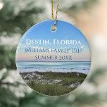 Destin Florida Beach Anpassningsbar Family Resa ju Julgransprydnad Keramik<br><div class="desc">Den här pikonresska julprydnaden från Destin Florida har den vackra rosa och orange solnedgången som försiktigt berör havet vinkart över sand och havsgräs. Sötnos är bra med personligens resa datum och familjens efternamn för din favoritsemester.</div>