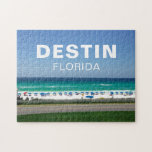 Destin Florida Beach Fotography Seaside Pussel<br><div class="desc">Ett fantastiskt badfoto taget på ett favoritsemestermål för Floridianer: Destin, Florida. Det vackra tealblåa havet vatten i Sandestin möter sandstranden för den perfekt öns landskapsfoto. Ett sött pussel med våt vit typografi på ett kustfoto. Bild under en av dem som bjuder in blå paraplyer på en solnys dag med briljant...</div>