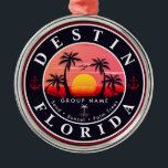 Destin Florida Beach Retro Sunset Handflatan Träd  Julgransprydnad Metall<br><div class="desc">De här skräddarsydda Destin Florida Retro 60-talet Handflatan träd Souvenirs. Destin Florida, retro-strandsouvenirs. Resedesign för sommar-älskare. Den här vintagen är en underbar helgdag-, födelsedag- och sommarsemesterpresentidé. - Du kan anpassa mallen genom att lägga till en namn i din stad eller på din ort, året och lägga till text för att...</div>