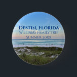 Destin Florida Beach Sunset Anpassningsbar Family  Knapp<br><div class="desc">Knapparna från Destin Florida har en fantastisk rosa och orange solnedgång som försiktigt berör havet vinkarare över sand och havsgräs. Sötnos är bra med personligens resa datum och familjens efternamn för din favoritsemester.</div>