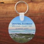 Destin Florida Beach Sunset Anpassningsbar Vacatio Nyckelring<br><div class="desc">Den här pikturesque-strandkedjan från Destin Florida har den vackra rosan och orangen solnedgång som försiktigt berör havet vinkart över sand och havsgräs. Sötnos är bra med personligens resa datum och familjens efternamn för din favoritsemester.</div>