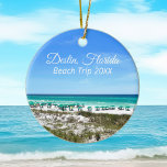 Destin Florida Beach Vacation Keepsakjuljul Julgransprydnad Keramik<br><div class="desc">Denna vackra Destin Florida-strandsemester håller kvar julprydnaden vid den söt blå grönten vatten i Sandestin längs kusten. Söt teal och blå paraplylinje sommarkusten framför havsgräset. Ett vackert,  vitt kursivt skript för min favoritstad vid havet längs med emerald kusten. Anpassa med ditt resa-år för en årlig minnesnärvaro.</div>