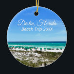 Destin Florida Beach Vacation Keepsakjuljul Julgransprydnad Keramik<br><div class="desc">Denna vackra Destin Florida-strandsemester håller kvar julprydnaden vid den söt blå grönten vatten i Sandestin längs kusten. Söt teal och blå paraplylinje sommarkusten framför havsgräset. Ett vackert,  vitt kursivt skript för min favoritstad vid havet längs med emerald kusten. Anpassa med ditt resa-år för en årlig minnesnärvaro.</div>