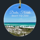 Destin Florida Beach Vacation Keepsakjuljul Julgransprydnad Keramik<br><div class="desc">Denna vackra Destin Florida-strandsemester håller kvar julprydnaden vid den söt blå grönten vatten i Sandestin längs kusten. Söt teal och blå paraplylinje sommarkusten framför havsgräset. Ett vackert,  vitt kursivt skript för min favoritstad vid havet längs med emerald kusten. Anpassa med ditt resa-år för en årlig minnesnärvaro.</div>