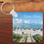 Destin Florida Söt Beach Photography Souvenir Nyckelring<br><div class="desc">Den här söt Destin Florida-strandkedjan har de vackra vita molnen som flyter över det blå havet. Cute-strandparaplyer och sjöpromenader till kusten invändigt med kustgräs och sand. Gorgous emerald kusten-gåva till en Floridian som kärlek kusten under sommaren.</div>