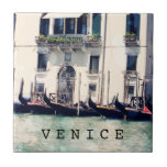 Destinationer | Fotografi över Venedig Waterfront Kakelplatta<br><div class="desc">Här, ett häpnadsväckande klassiskt foto längs Venedigkanalen i Italien av den begåvade Sylvia Coomes. Ta med alla underbara detaljer om det här fotografiet och börja med raden med sömngondolas inklädd. Se på när blåsbildningen i sol blixtsnabbt skiner ner när vatten står stilla. Själva fotot av vintagen kan finnas på många...</div>
