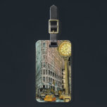 Destinationer| Vintage Femte handelsplatsen Bagagebricka<br><div class="desc">Upptäck den här underbart designade vattenfärgen och bläck av Melissa Wang och framförde till er av World Art Group on Zazzle. bild skildrar New Yorks Flatiron-Byggnad och den femte Avenue-slussen som omges av vardagslivet. Ta en titt på de tydliga detaljerna i byggnad och själva klockan medan människor och bilar blandar...</div>