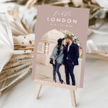 Destinationsfoto för bröllop och Namn Bordsnummer<br><div class="desc">Lägg till en speciell avslutande beröring till borden för bröllopsmottagning med de här anpassningsbarnas fotokort för bordsnummer. Namn varje bord efter ett minnesvärt resmål och lägg till ett foto och målet namn till dessa unika kortinnehavare. Ditt foto justeras mot grund i en bågslayout, där namn och ditt initialer och bröllop...</div>