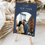 Destinationsfoto för bröllop och Namn Bordsnummer<br><div class="desc">Lägg till en speciell avslutande beröring till borden för bröllopsmottagning med de här anpassningsbarnas fotokort för bordsnummer. Namn varje bord efter ett minnesvärt resmål och lägg till ett foto och målet namn till dessa unika kortinnehavare. Ditt foto justeras mot grund i en bågslayout, där namn och ditt initialer och bröllop...</div>