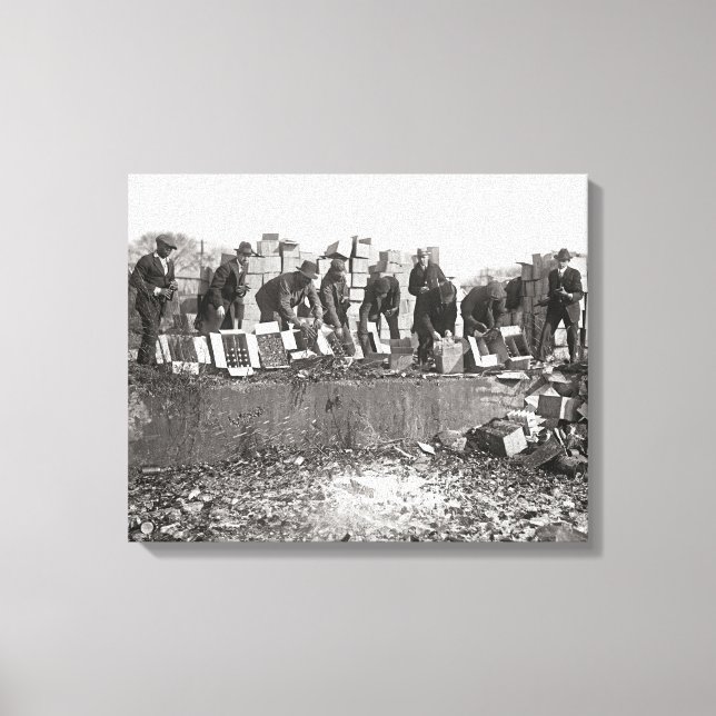 Destroying Bootleg Liquor, 1923 Canvastryck (Framsida)