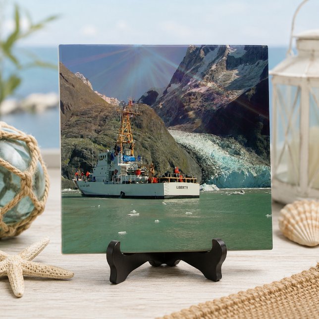 Det alaskabo berg beskådar med fartyget kakelplatta (Alaskan Mountain View with Boat Ceramic Tile)