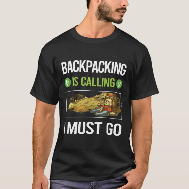 Det anropar ryggsäcksryggsäck för backpack t shirt (Framsida)