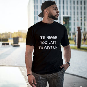 Det är aldrig för sent för ge... -...sassi roligt t shirt