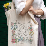 Det är alltid Tea-Time Vintage Alice i underlandet Tygkasse<br><div class="desc">Design innehåller en blandning av egna handritade originalblommigtar och teckningar. Vi har noggrant återställt de ikoniska Alice-illustrationerna i Wonderland vintage genom att skissera dem och ge dem liv med vackra undertoner med vattenfärg och lägga till vår egen personliga beröring. Elegant och vintage stil-par förbättrar denna magiska, visuella och ikoniska vintage...</div>