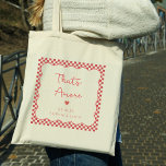 Det är Amore Italiana Personligt bröllp Välkomstpå Tygkasse<br><div class="desc">Indulge i ett litet stycke av italienska romantik med vår chic "Det är Amore"-totes,  uteslutande på Zazzle. Den här designen har en nostalgisk röd och vit schackad gräns,  parad med en vismisk hjärtdesign på framsidan,  som fångar kärlek och charm.</div>