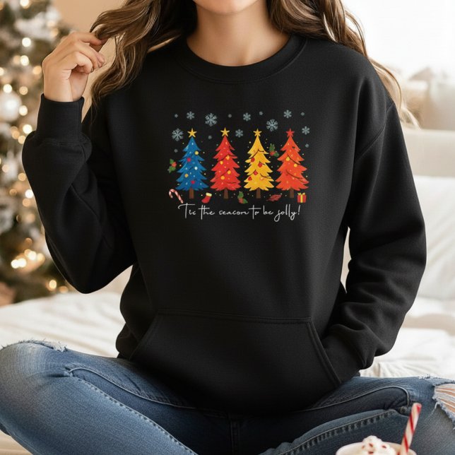 Det Är Årstiden Att Vara Glad Färgglad Julgran T Shirt (Stay cozy and bright! Celebrate Christmas in style with this colorful ’Tis the season to be jolly)