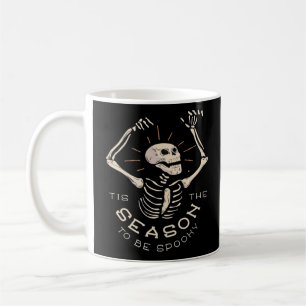 Det Är Årstiden För Spöklik Halloween Skelett Vint Kaffemugg