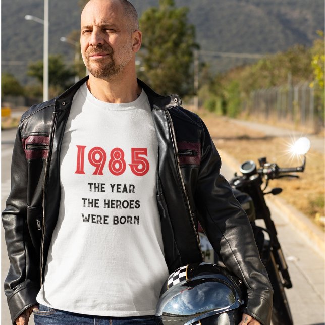 Det år då Heroerna föddes (svart) T Shirt (Skapare uppladdad)