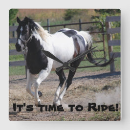 Det är dags att rida en häst fyrkantig klocka